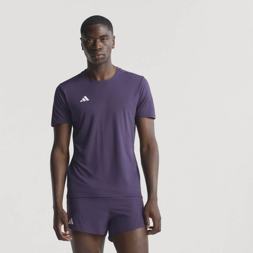 Homem vestindo camiseta Adidas roxa Aurora Plum em vista lateral com shorts combinando